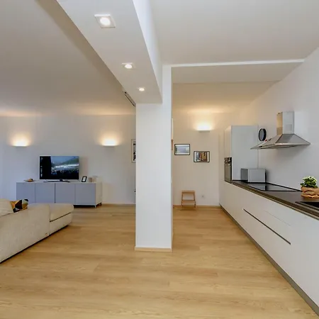 Desenzanoloft Official Partner Marriott Homes & - The Giant - Renovated 2025 - View アパート *