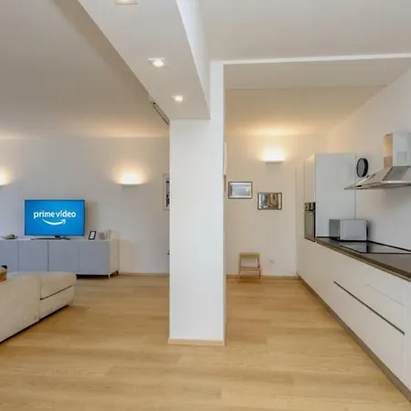 The Giant With View Renovated 2025 Desenzanoloft Official Partner Homes & By Marriott Bonvoy Apartment Desenzano del Garda