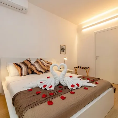 The Giant With View Renovated 2025 Desenzanoloft Official Partner Homes & By Marriott Bonvoy Appartement Desenzano del Garda