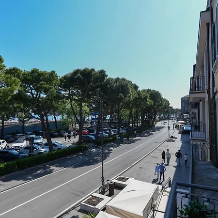 Апартаменты Desenzanoloft Official Partner Marriott Homes & - The Giant - Renovated 2025 - View *