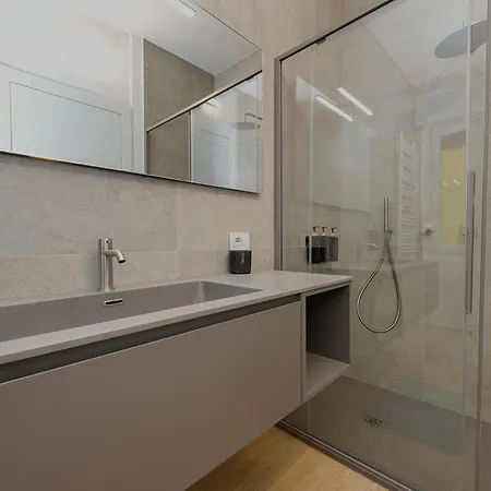 Апартаменты Desenzanoloft Official Partner Marriott Homes & - The Giant - Renovated 2025 - View Дезенцано-дель-Гарда